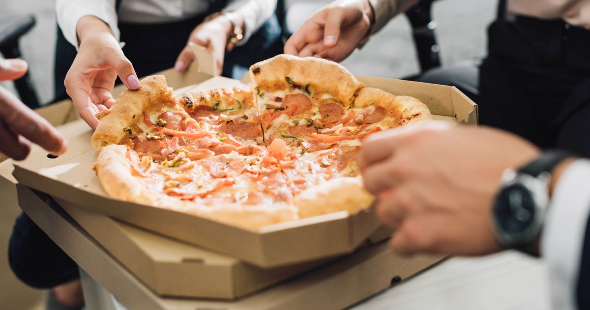 Friends grabbing pizza